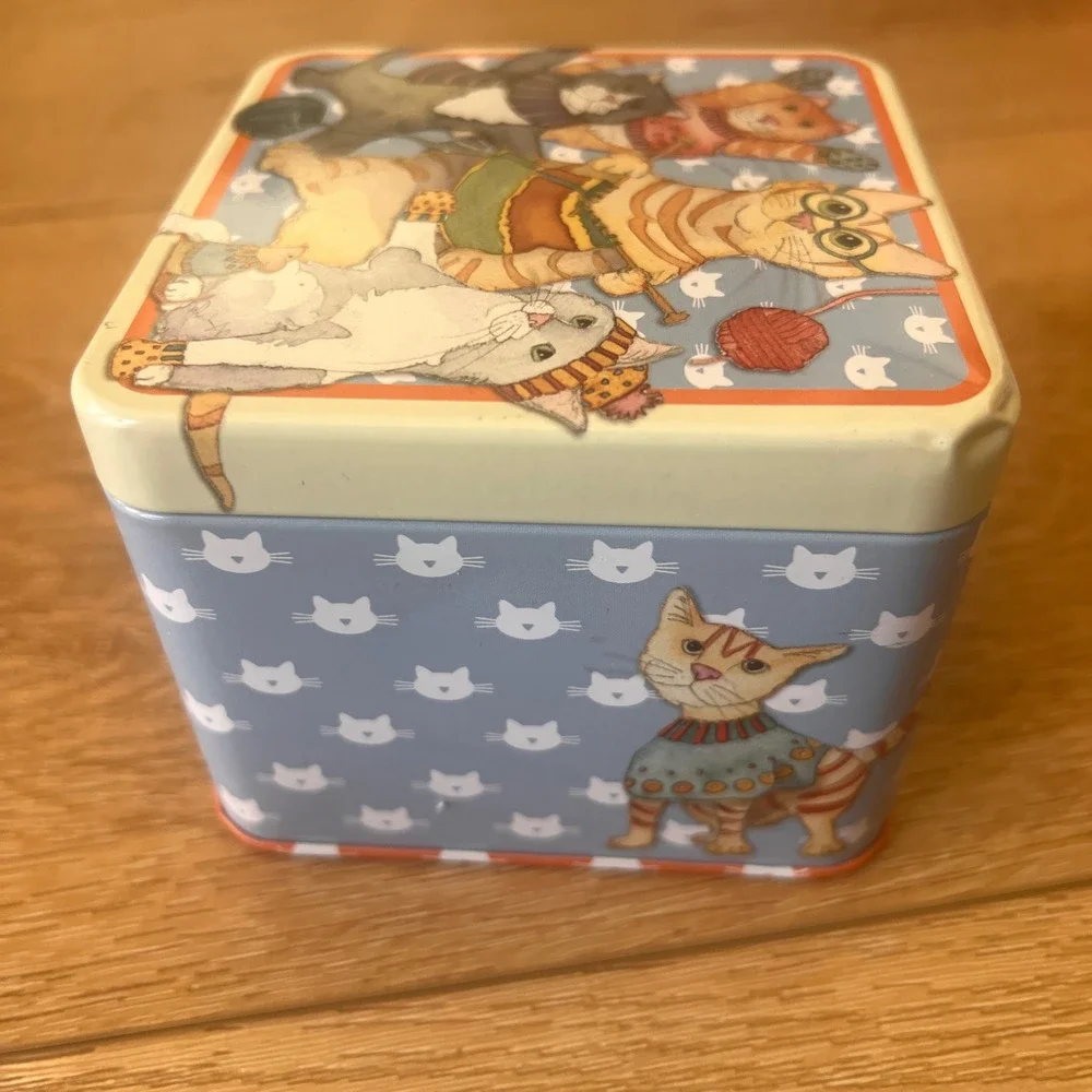 Vtg‎ Emma Ball Kittens Mittens Square Storage Tin Cat Knitting Collectible 4